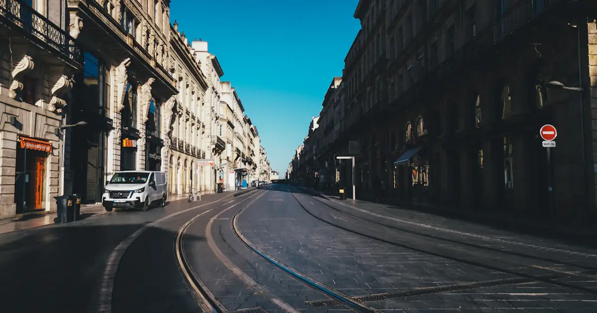 Vue panoramique de Bordeaux et la Garonne au coucher du soleil
