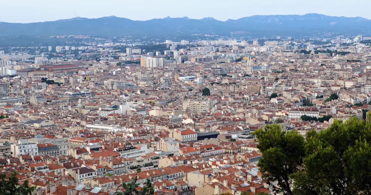 Vue du Vieux-Port de Marseille avec Notre-Dame de la Garde