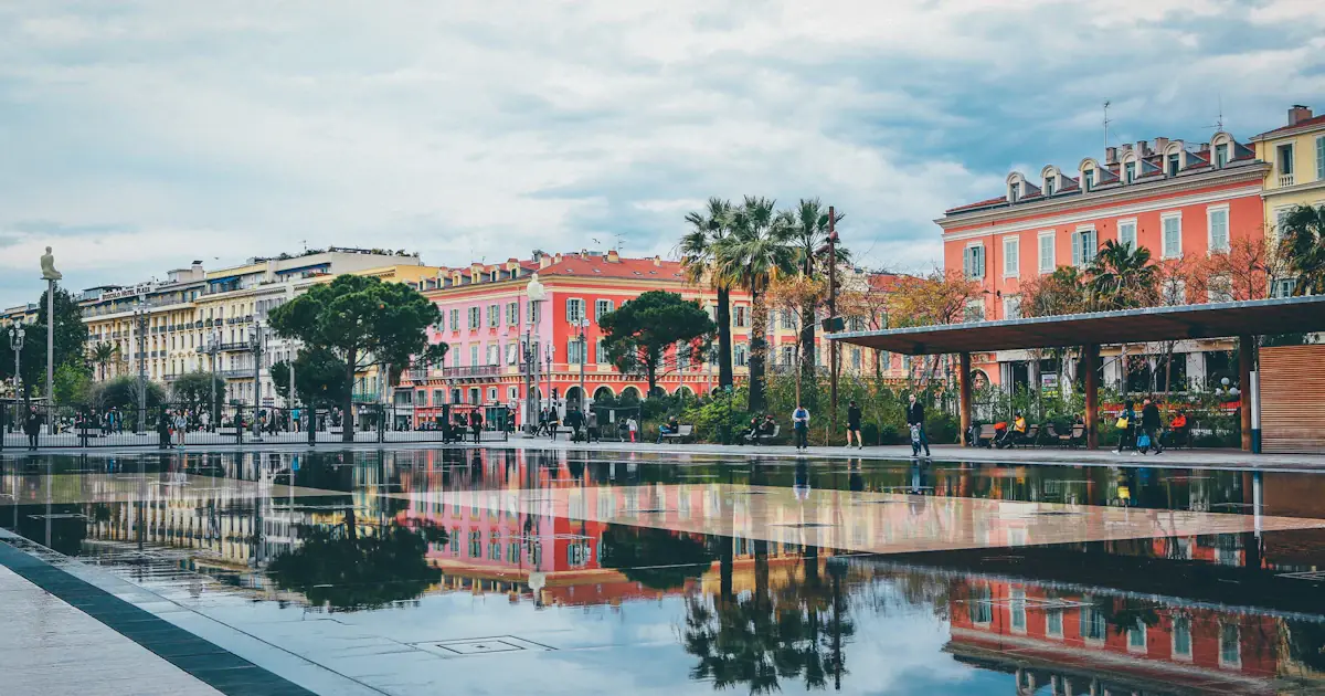 Vue panoramique de la Promenade des Anglais et la baie de Nice