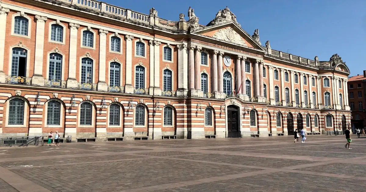 Vue du Capitole de Toulouse et de la place centrale