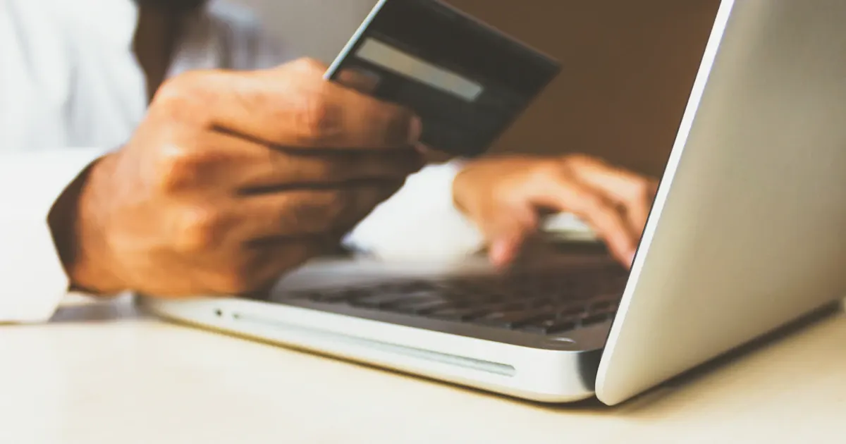 Carte bancaire posée sur un smartphone avec une application de gestion de comptes