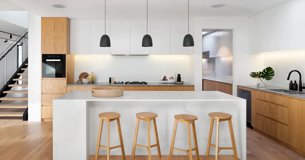 Cartons de déménagement empilés dans un appartement vide et lumineux