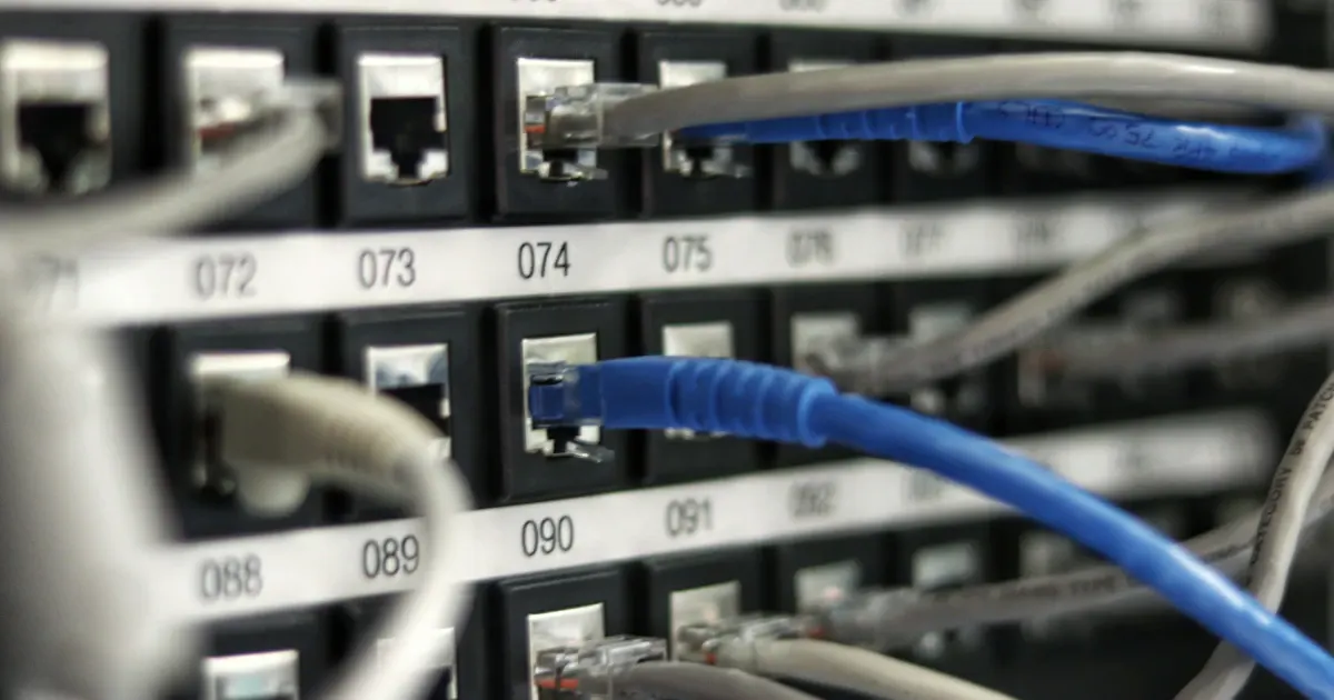 Box internet fibre optique posée sur un bureau dans un appartement lumineux