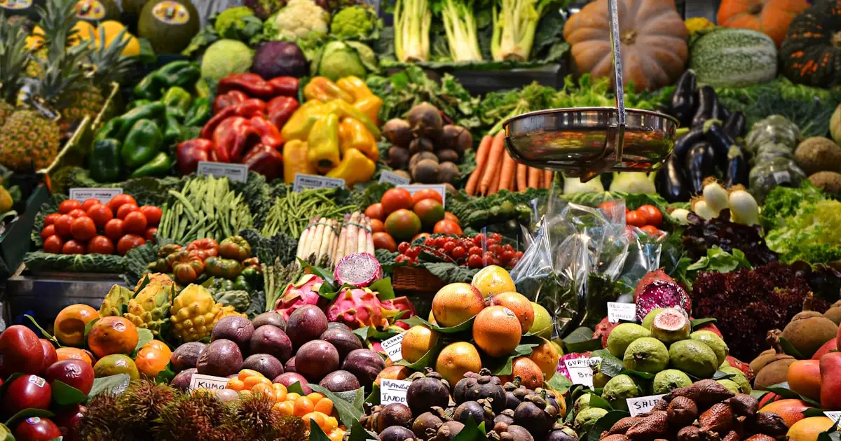 Étal coloré de fruits et légumes sur un marché de Montpellier