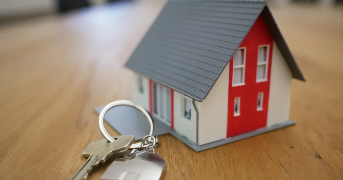 Signature d'un acte de vente immobilier avec des clés sur la table