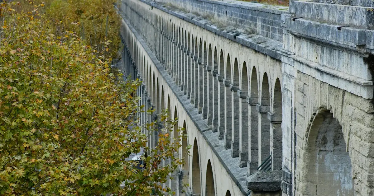 L'aqueduc Saint-Clément et ses arches dans le quartier des Arceaux à Montpellier